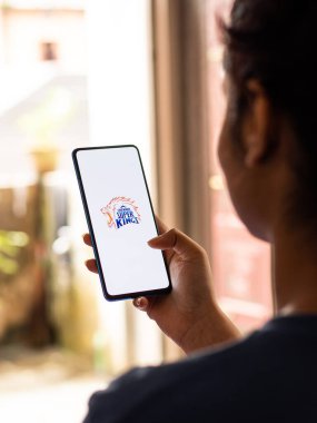 Assam, Hindistan - 27 Ağustos 2020: Telefon ekranında Chennai Super Kings logosu.