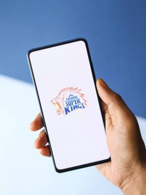 Assam, Hindistan - 27 Ağustos 2020: Telefon ekranında Chennai Super Kings logosu.