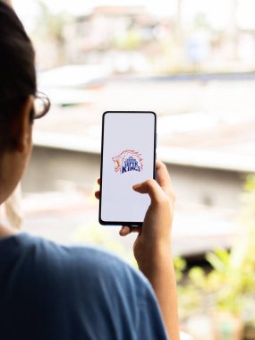 Assam, Hindistan - 27 Ağustos 2020: Telefon ekranında Chennai Super Kings logosu.