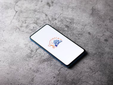 Assam, Hindistan - 27 Ağustos 2020: Telefon ekranında Chennai Super Kings logosu.