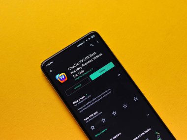 Assam, Hindistan - 29 Ekim 2020: Telefon ekranında ChuChu Tv logosu.
