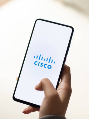 Assam, Hindistan - 15 Ocak 2020: Telefon ekranında Cisco logosu.