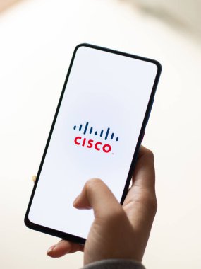 Assam, Hindistan - 15 Ocak 2020: Telefon ekranında Cisco logosu.