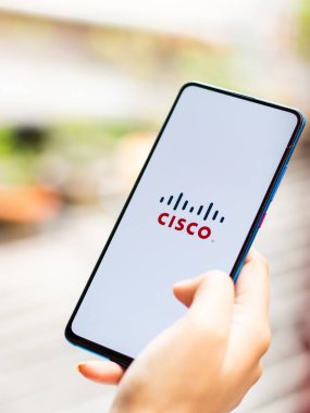 Assam, Hindistan - 15 Ocak 2020: Telefon ekranında Cisco logosu.