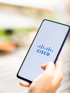 Assam, Hindistan - 15 Ocak 2020: Telefon ekranında Cisco logosu.
