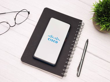 Assam, Hindistan - 15 Ocak 2020: Telefon ekranında Cisco logosu.