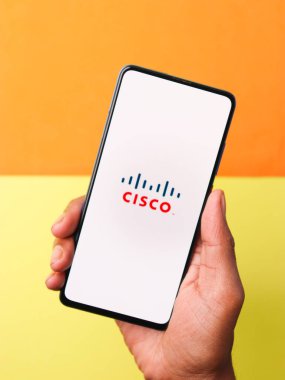 Assam, Hindistan - 15 Ocak 2020: Telefon ekranında Cisco logosu.