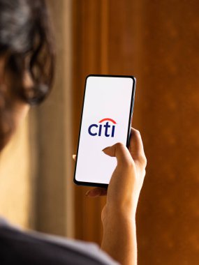 Batı Bangal, Hindistan - 09 Ekim 2021: Telefon ekranı görüntüsünde Citibank logosu.