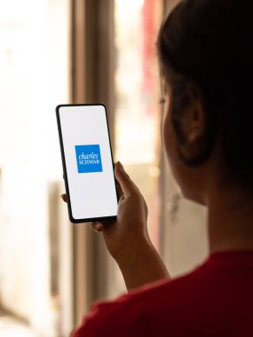 Assam, Hindistan - 10 Mart 2021: Charles Schwab telefon ekranı görüntüsü logosu.