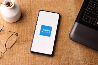 Assam, Hindistan - 10 Mart 2021: Charles Schwab telefon ekranı görüntüsü logosu.