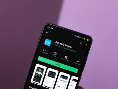Assam, Hindistan - 10 Mart 2021: Charles Schwab telefon ekranı görüntüsü logosu.