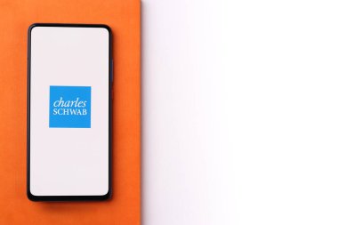 Assam, Hindistan - 10 Mart 2021: Charles Schwab telefon ekranı görüntüsü logosu.