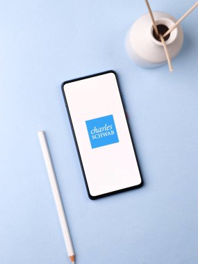 Assam, Hindistan - 10 Mart 2021: Charles Schwab telefon ekranı görüntüsü logosu.
