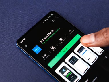 Assam, Hindistan - 10 Mart 2021: Charles Schwab telefon ekranı görüntüsü logosu.