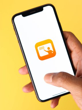 Assam, Hindistan - 30 Mart 2021: Telefon ekranında Apple Sınıfı logosu.