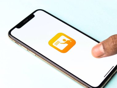 Assam, Hindistan - 30 Mart 2021: Telefon ekranında Apple Sınıfı logosu.