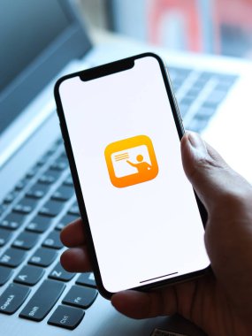 Assam, Hindistan - 30 Mart 2021: Telefon ekranında Apple Sınıfı logosu.