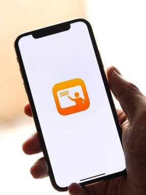 Assam, Hindistan - 30 Mart 2021: Telefon ekranında Apple Sınıfı logosu.