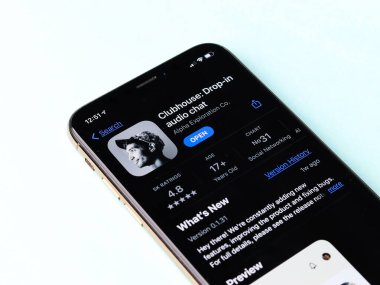 Assam, Hindistan - 17 Şubat 2021: Telefon ekranında kulüp logosu.