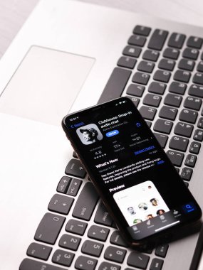 Assam, Hindistan - 17 Şubat 2021: Telefon ekranında kulüp logosu.