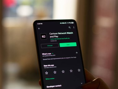 Assam, Hindistan - 29 Ekim 2020: Telefon ekranında çizgi film ağı logosu.