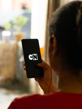 Assam, Hindistan - 29 Ekim 2020: Telefon ekranında çizgi film ağı logosu.