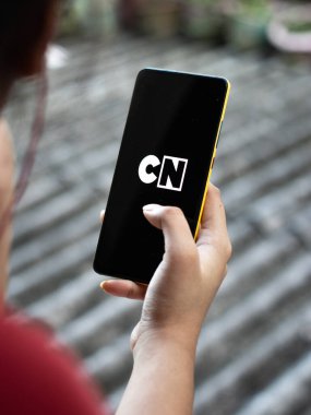 Assam, Hindistan - 29 Ekim 2020: Telefon ekranında çizgi film ağı logosu.