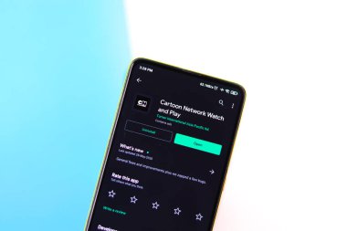 Assam, Hindistan - 29 Ekim 2020: Telefon ekranında çizgi film ağı logosu.