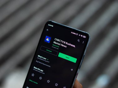 Assam, Hindistan - 29 Kasım 2020: Telefon ekranında CNBC logosu.