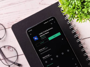 Assam, Hindistan - 29 Kasım 2020: Telefon ekranında CNBC logosu.