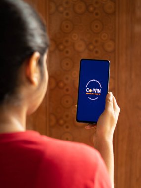 Assam, Hindistan - 10 Mart 2021: Telefon ekranında CoWIN uygulama logosu.