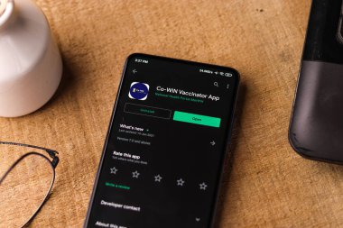 Assam, Hindistan - 10 Mart 2021: Telefon ekranında CoWIN uygulama logosu.