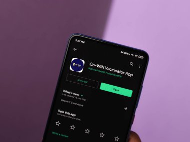 Assam, Hindistan - 10 Mart 2021: Telefon ekranında CoWIN uygulama logosu.