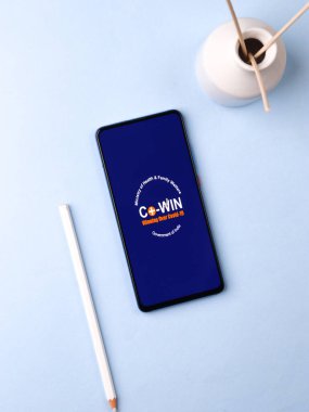 Assam, Hindistan - 10 Mart 2021: Telefon ekranında CoWIN uygulama logosu.
