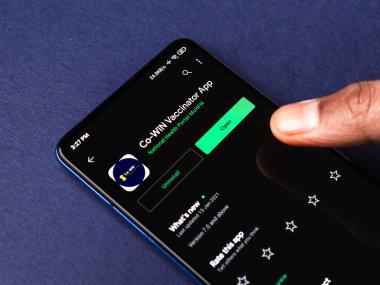 Assam, Hindistan - 10 Mart 2021: Telefon ekranında CoWIN uygulama logosu.