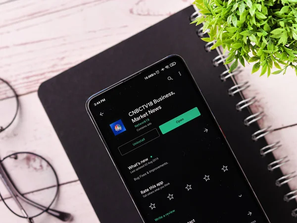 Assam, Hindistan - 29 Kasım 2020: Telefon ekranında CNBC logosu.