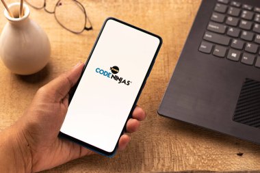 Assam, Hindistan - 19 Nisan 2021: Telefon ekranında Ninja Kodu logosu.