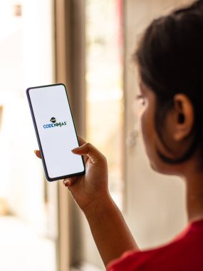 Assam, Hindistan - 19 Nisan 2021: Telefon ekranında Ninja Kodu logosu.