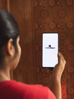 Assam, Hindistan - 19 Nisan 2021: Telefon ekranında Ninja Kodu logosu.