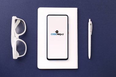 Assam, Hindistan - 19 Nisan 2021: Telefon ekranında Ninja Kodu logosu.