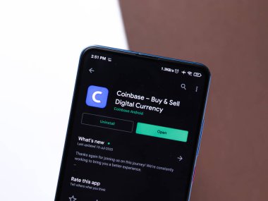 Assam, Hindistan - 10 Mart 2021: Telefon ekranı görüntüsünde bozuk para üssü logosu.