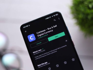 Assam, Hindistan - 10 Mart 2021: Telefon ekranı görüntüsünde bozuk para üssü logosu.