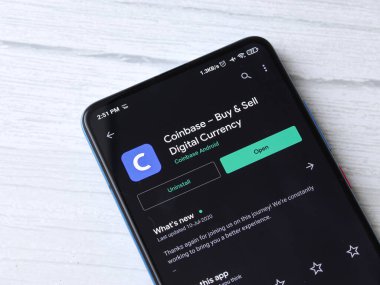 Assam, Hindistan - 10 Mart 2021: Telefon ekranı görüntüsünde bozuk para üssü logosu.