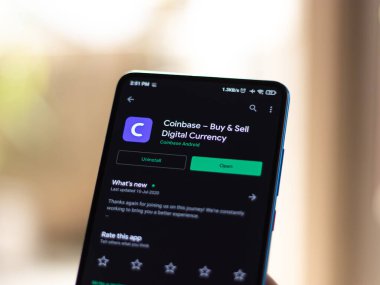 Assam, Hindistan - 10 Mart 2021: Telefon ekranı görüntüsünde bozuk para üssü logosu.