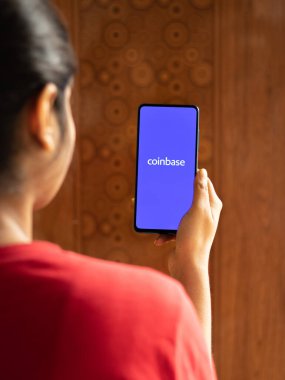 Assam, Hindistan - 10 Mart 2021: Telefon ekranı görüntüsünde bozuk para üssü logosu.
