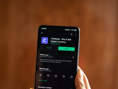 Assam, Hindistan - 10 Mart 2021: Telefon ekranı görüntüsünde bozuk para üssü logosu.