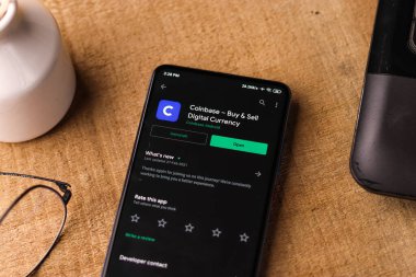 Assam, Hindistan - 10 Mart 2021: Telefon ekranı görüntüsünde bozuk para üssü logosu.