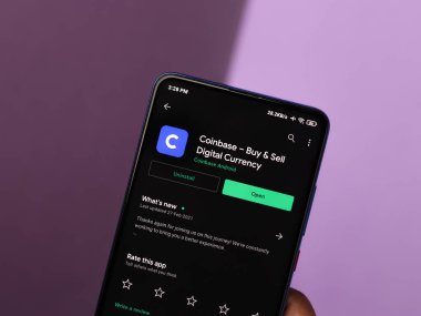 Assam, Hindistan - 10 Mart 2021: Telefon ekranı görüntüsünde bozuk para üssü logosu.