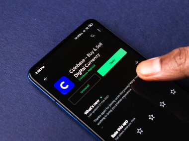 Assam, Hindistan - 10 Mart 2021: Telefon ekranı görüntüsünde bozuk para üssü logosu.