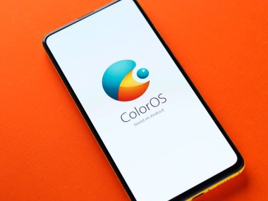 Assam, Hindistan - 15 Kasım 2020: Telefon ekranındaki renk işletim sistemi logosu.